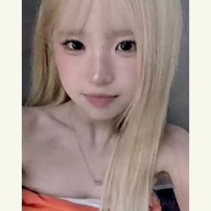 프로미스나인 팝업 스토어 티셔츠 하영 포카 교환
