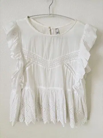 ZARA 프릴 블라우스 슬리브리스