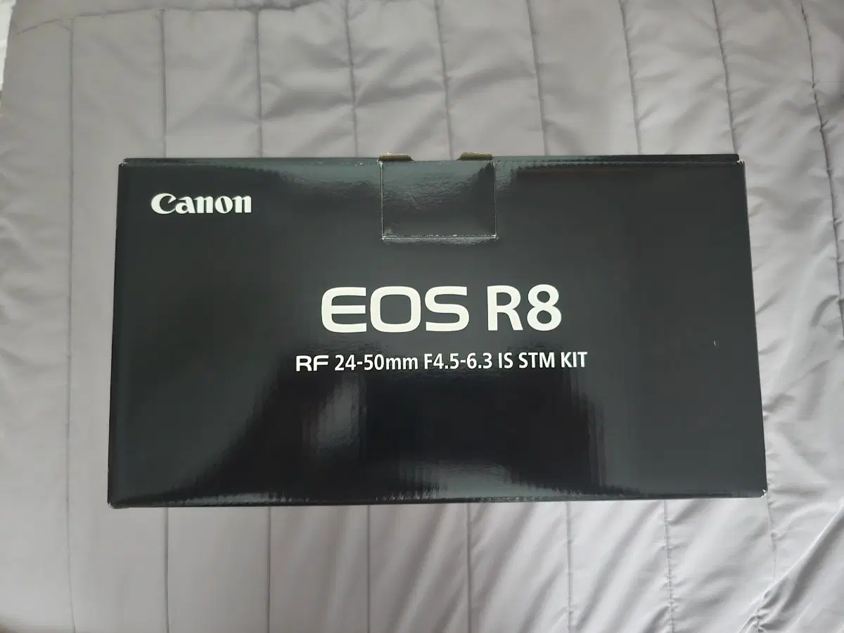 아직판매중) 캐논 eos r8 (렌즈 제외) 풀박 , 하단 정품 추가그립 팝니다