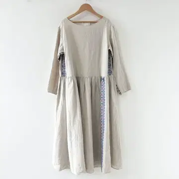 BEARDSLEY 비어즐리 컬러풀 자수 원피스 베이지