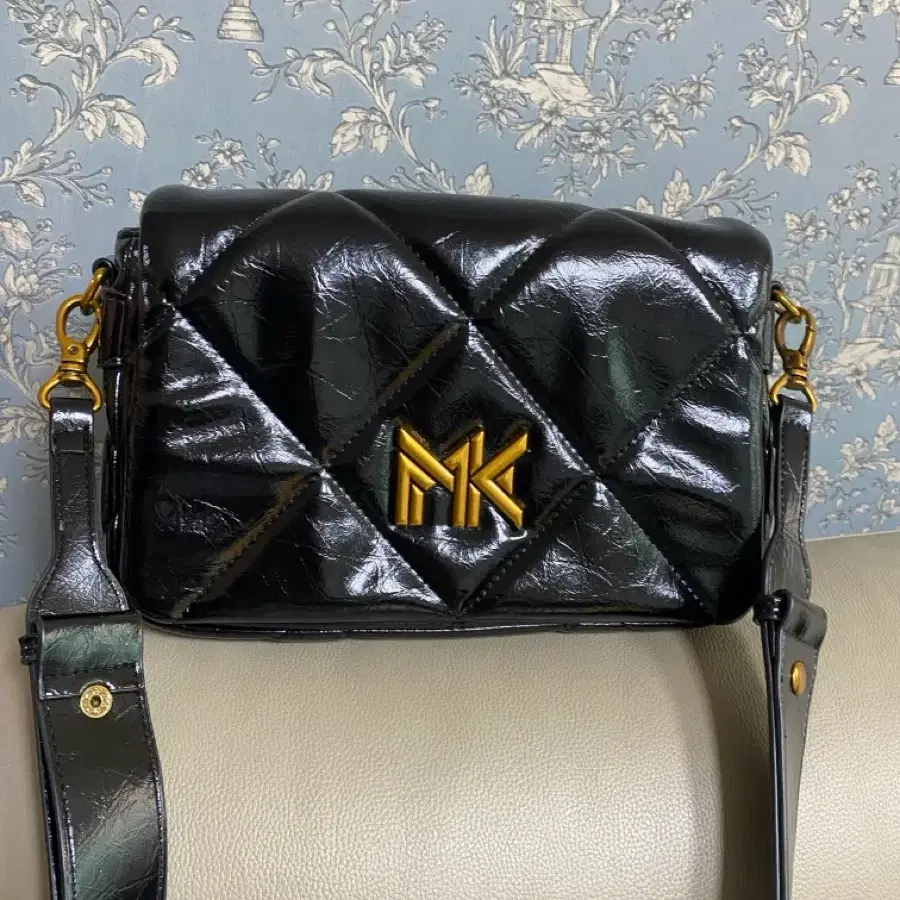 MK 마이클코어스 양가죽 크로스백 숄더백