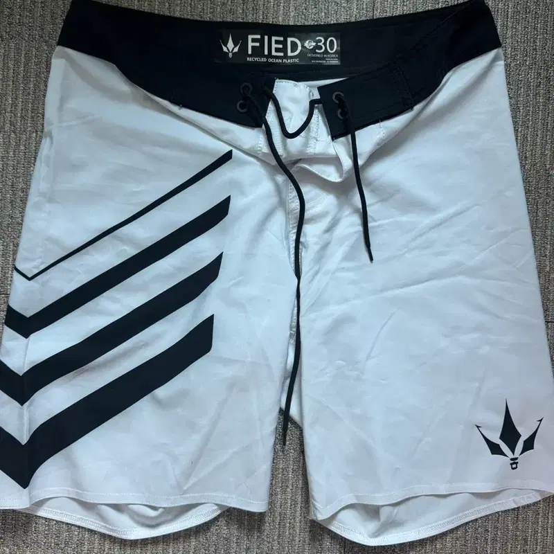 FIED30 화이트 블랙 피지크 보드숏
