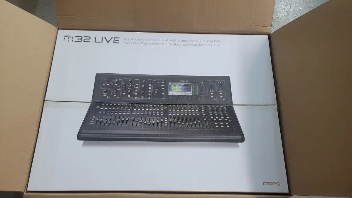 [미사용신품] 마이다스 M32 live 콘솔 32ch 디지털믹서