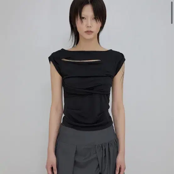 플레어업 Asymmetrical Draped Roll-Up T-Shirt / 블랙 OS사이즈