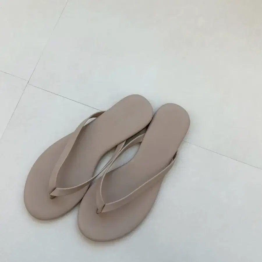 여름 필수템 베이지색 쪼리
