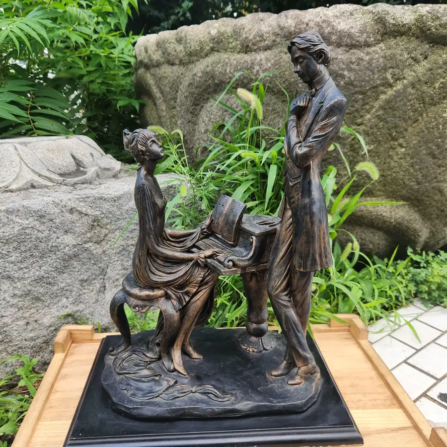 9세기 유럽풍 의상과 분위기를 담은 로맨틱한 앤틱 장식 조각상
