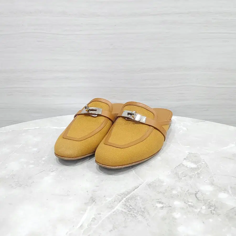 38 / 에르메스 켈리 오즈 뮬 블로퍼