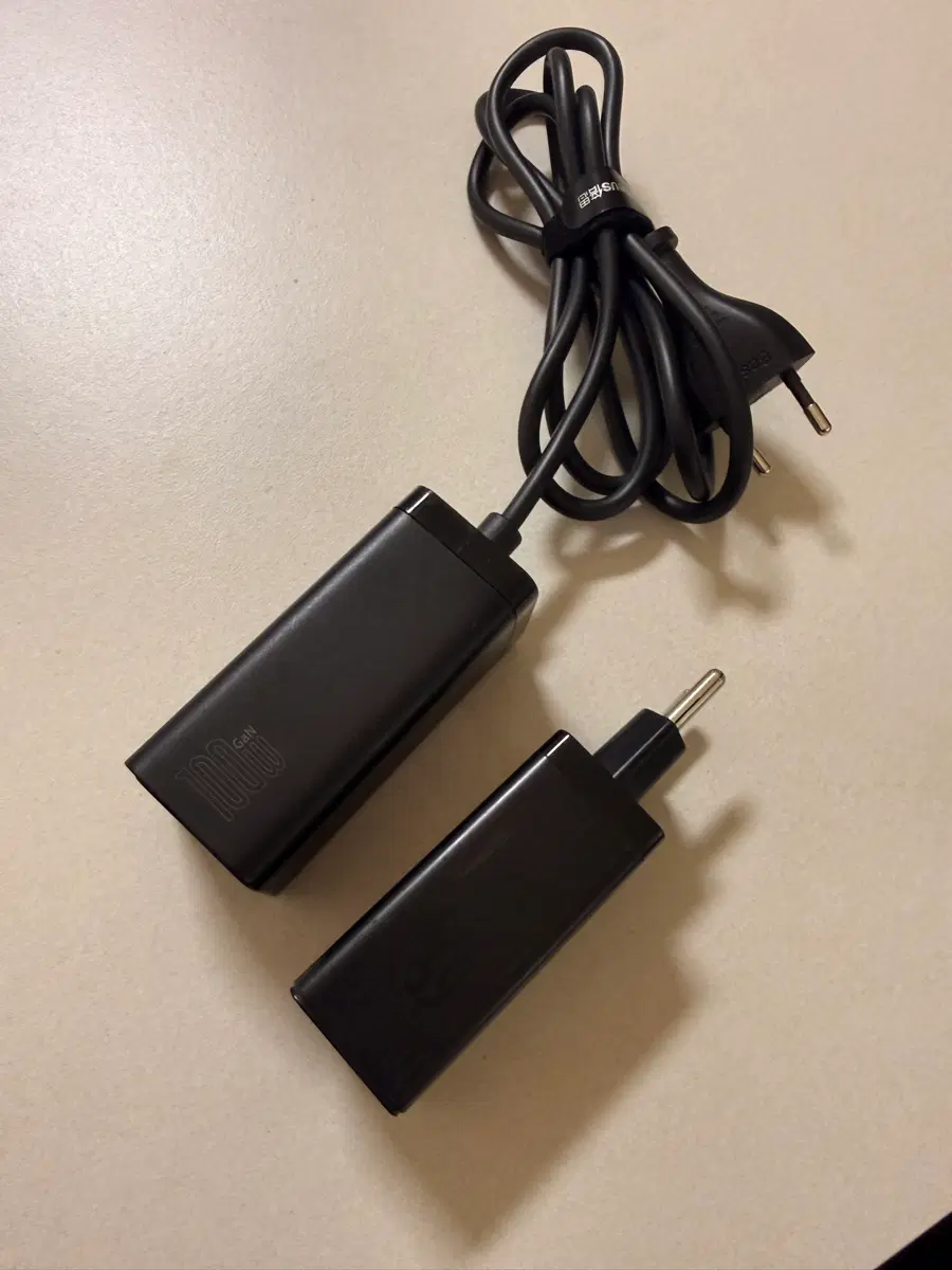 베이스어스 고속충전기 100w / 65w 일괄 판매합니다.