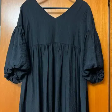 볼륨 소매 V넥 롱 원피스 블랙