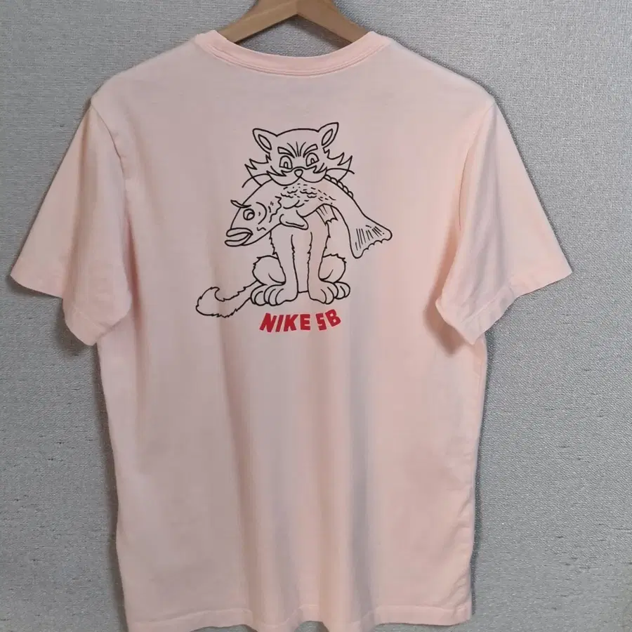 L ) 나이키 SB 라이트핑크 피쉬캣 반팔티