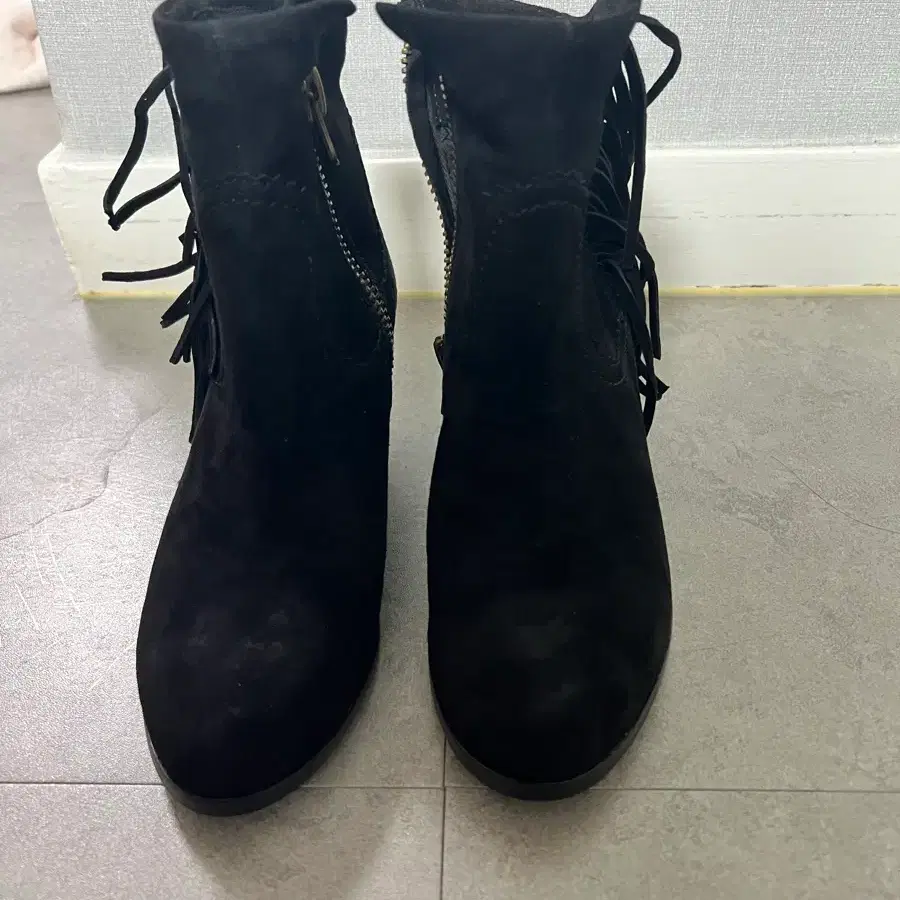 [새제품/미착용] 샘에델만 Sam Edelman LOUIE 스웨이드 프린지 앵클부츠 230