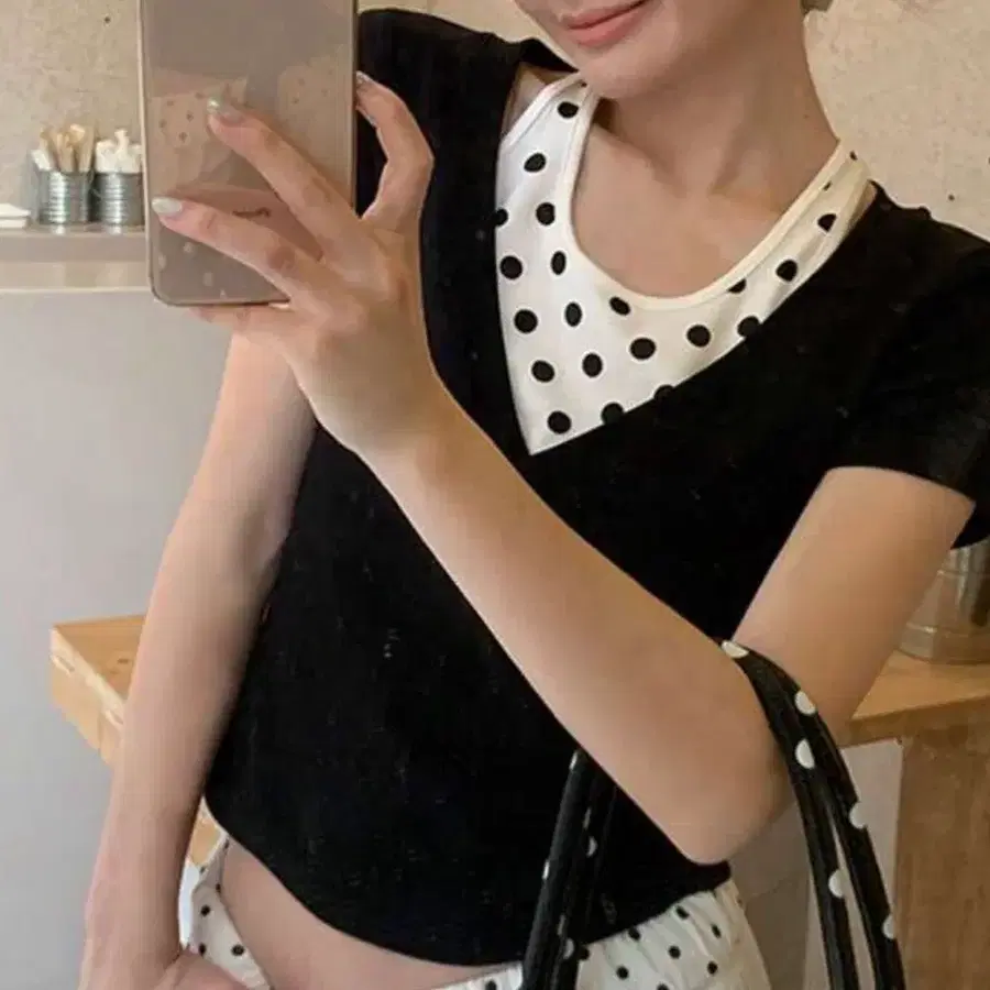 블랙 레귤러 숄더 반팔티셔츠