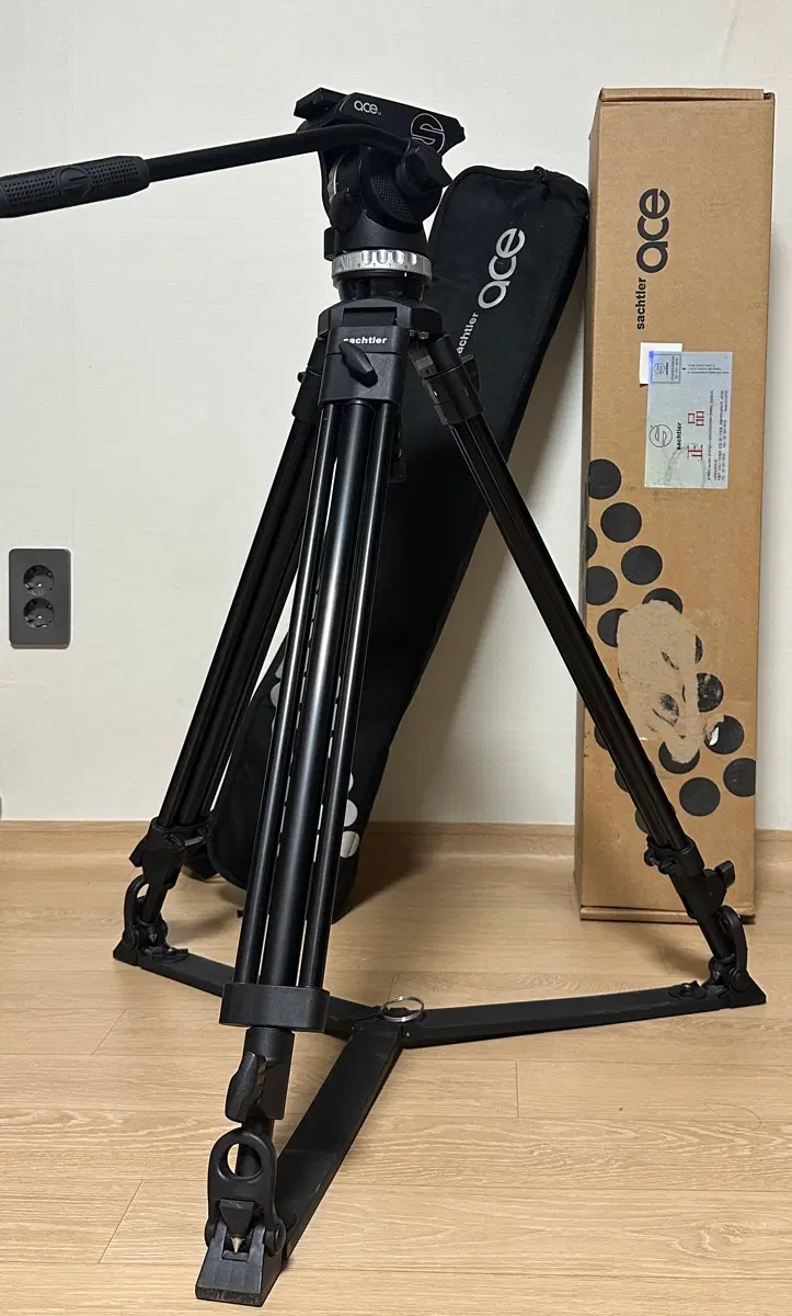 Sachtler ACE 삼각대