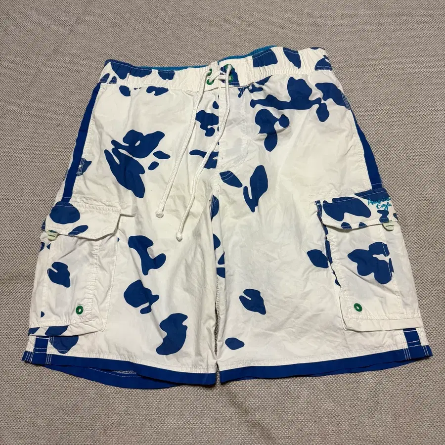 American Eagle Outfitters Y2K 블루 플로럴 패턴 쇼츠