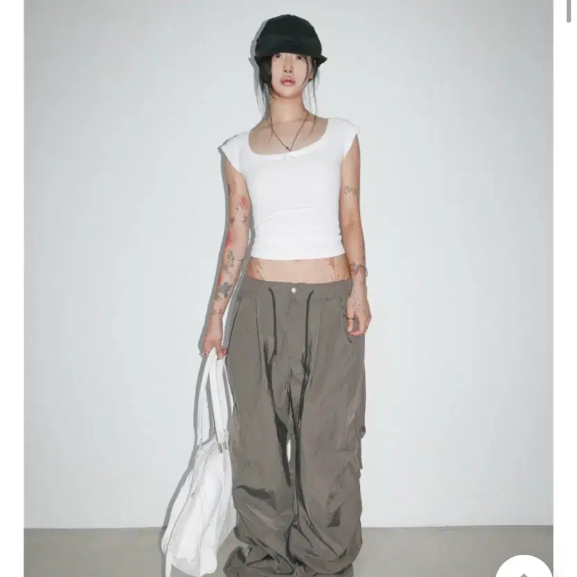 위위미유 글로시 팬츠