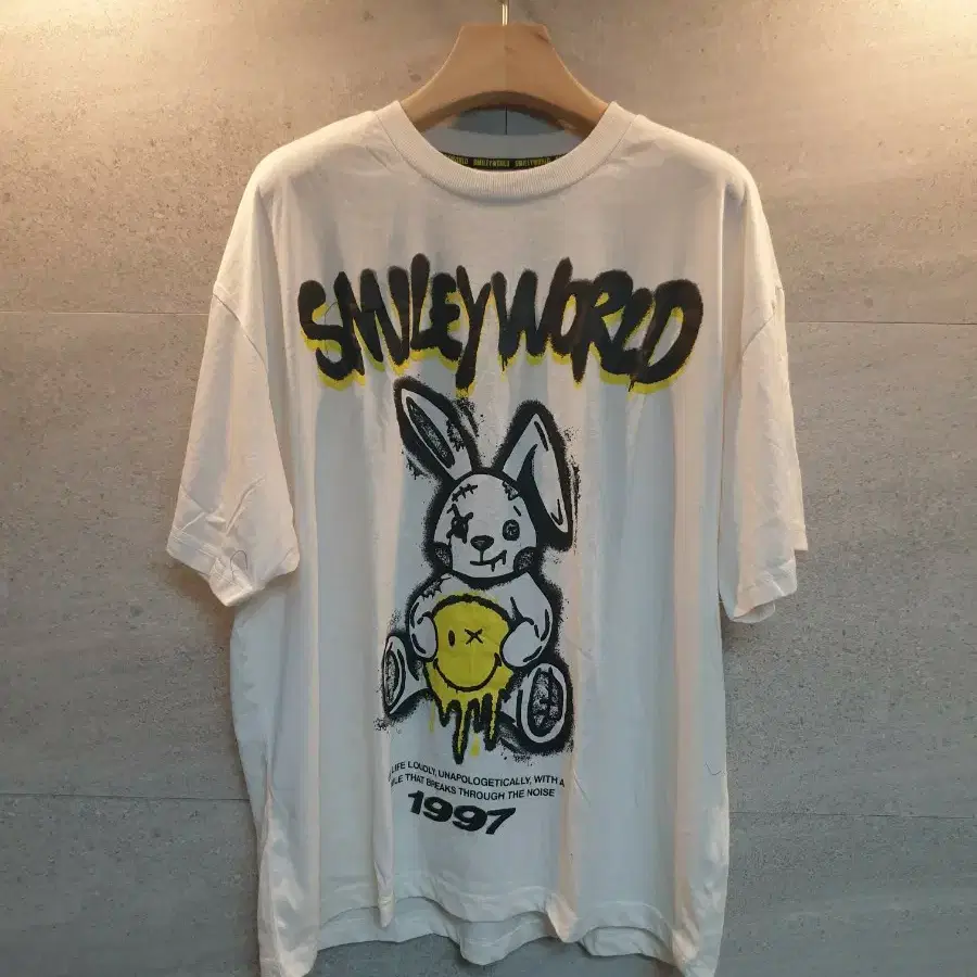 SMILEY WORLD 토끼. 그래픽 반팔티.
