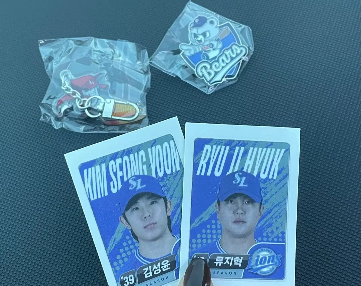 kbo 롯데웰푸드 키링 및 뱃지 (기아 교환 원해요)