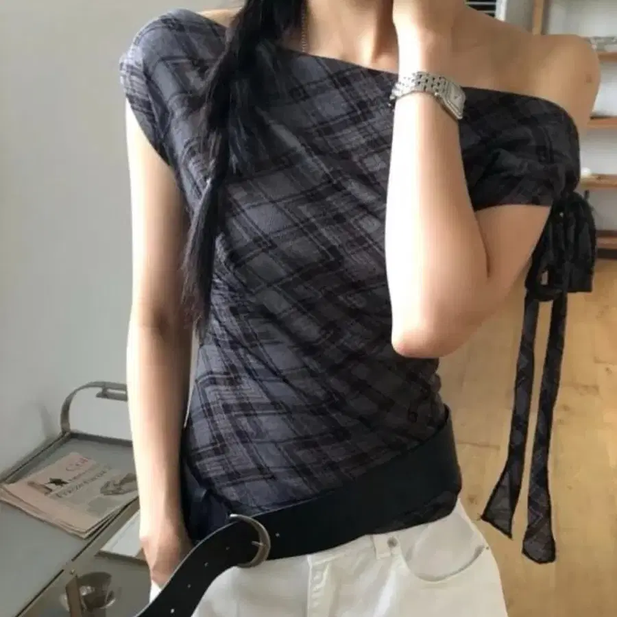 언발 체크 오프숄더 블라우스