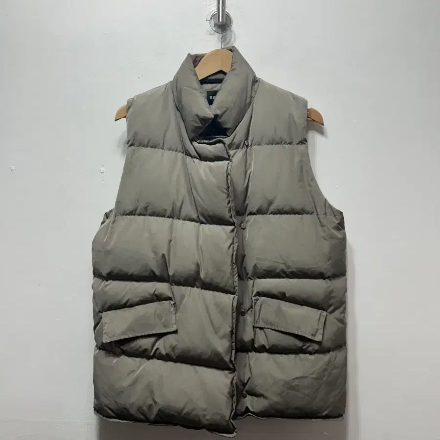 BE EFFORTLESS CHIC 베이지색 숏 패딩 조끼