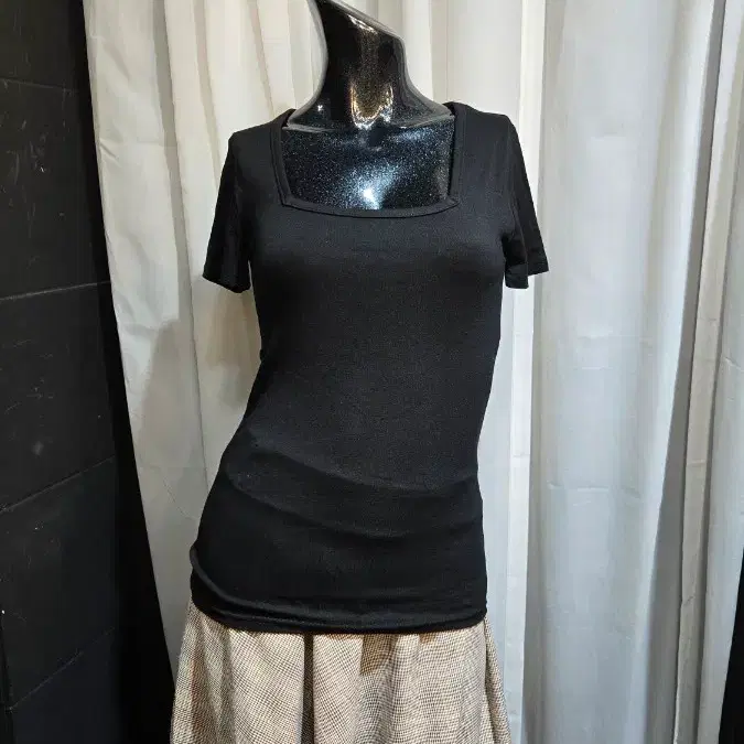 스퀘어넥 블랙 반팔