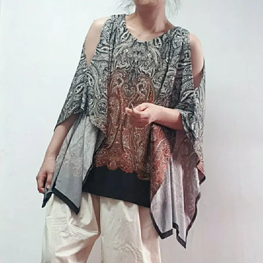 새상품) 오프숄더 페이즐리 블라우스 / 가오리 챠르르느낌. 66~88