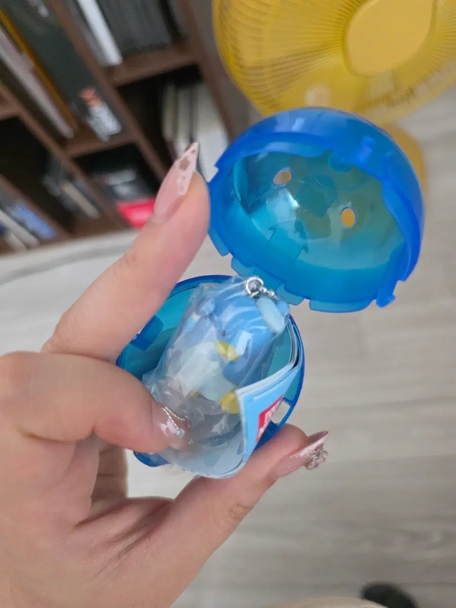 [새제품] 산리오 꿈꾸는 천사 블루엔젤 스윙2 가챠 키링 턱시도샘