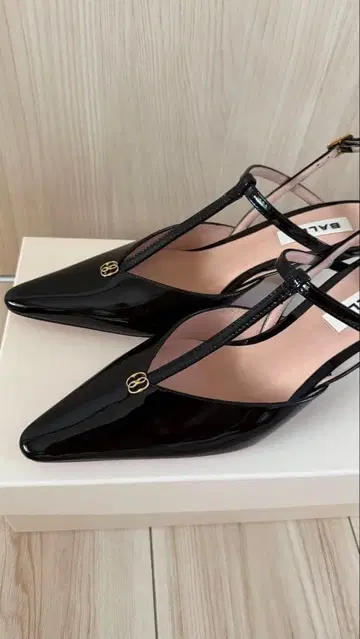 BALLY KARLINE55 패턴트 레더 슬링 펌프스 38E 블랙