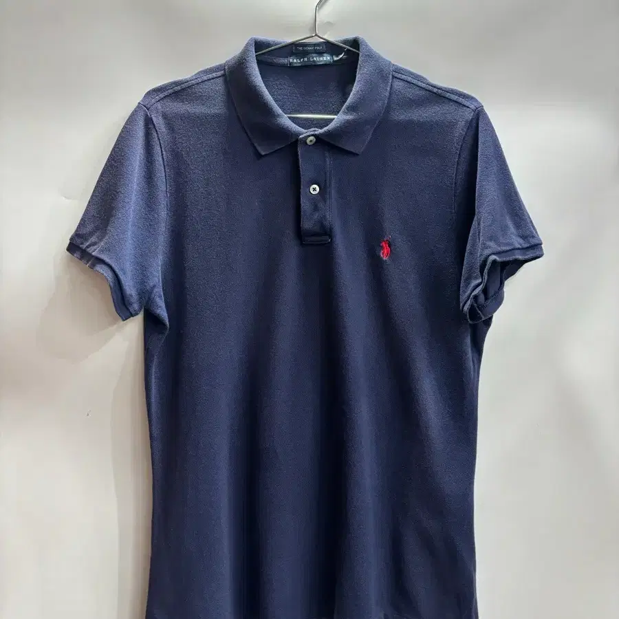 [여성XL] 랄프로렌 RALPH LAUREN 스키니 폴로 카라 반팔 티셔츠 2.0  랄프로렌(RALPH LAUREN) 스키니 폴로 카라 반팔 티셔츠입니다. 가슴에 레드 컬러 폴로
