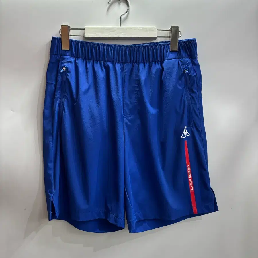 [85] 르꼬끄스포르티브 LE COQ SPORTIF LCS 트레이닝 반바지 2.0  르꼬끄스포르티브(LE COQ SPORTIF) LCS 트레이닝 반바지입니다. 양쪽 사이드 지퍼 포