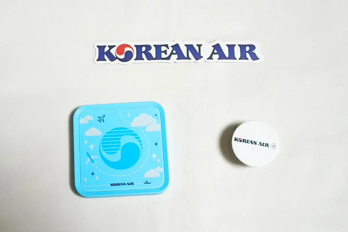 대한항공 휴대폰 무선충전기와 그립톡