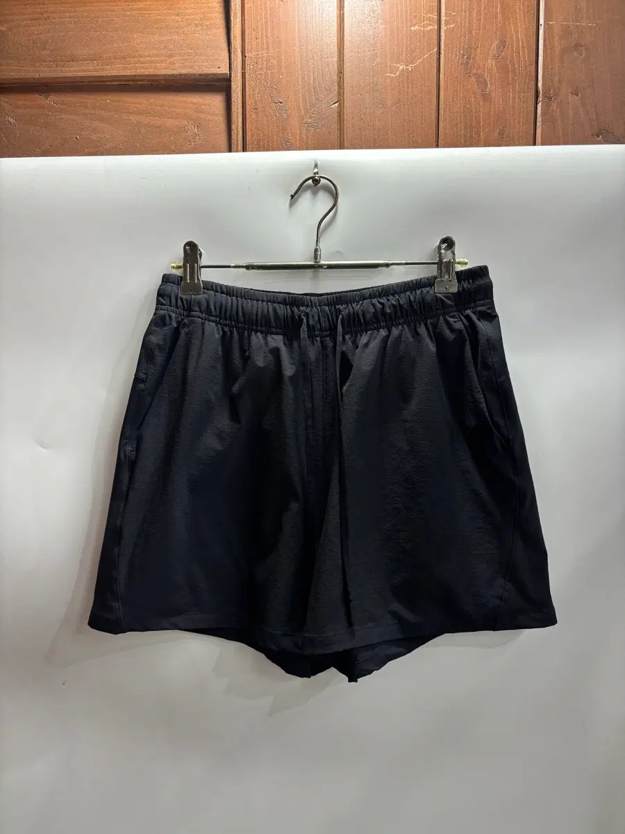 [M] 안다르 ANDAR 애슬레저 트레이닝 반바지 2.0 저 트레이닝 반바지입니다. 허리 밴딩과 조임끈, 양쪽 사이드 포켓이 달려 있는 기본 핏 쇼츠로,