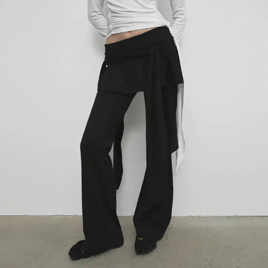 샌드릭 strap skirt pants_black