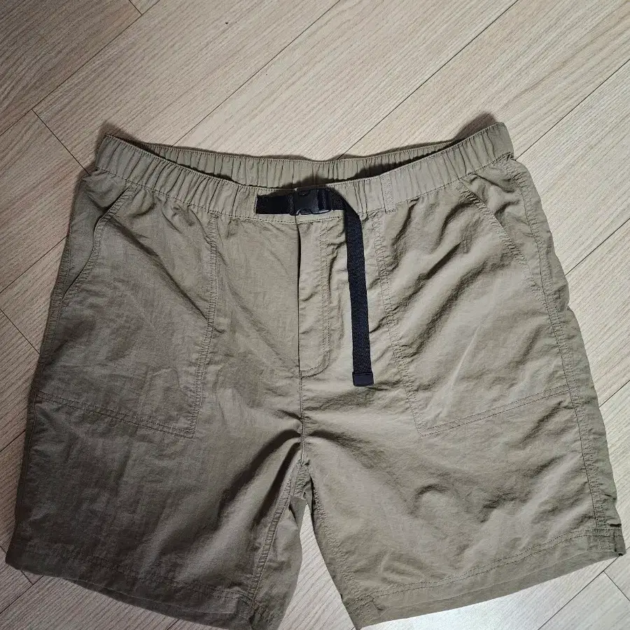 카키색 남성 반바지