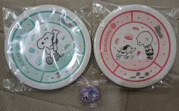 쿠라스시 PEANUTS 스누피 플레이트 2장 세트 캔뱃지 1개