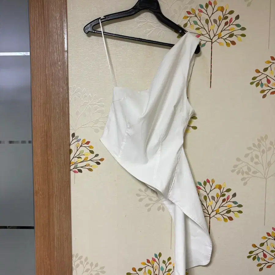 자라 비대칭오프숄더 블라우스