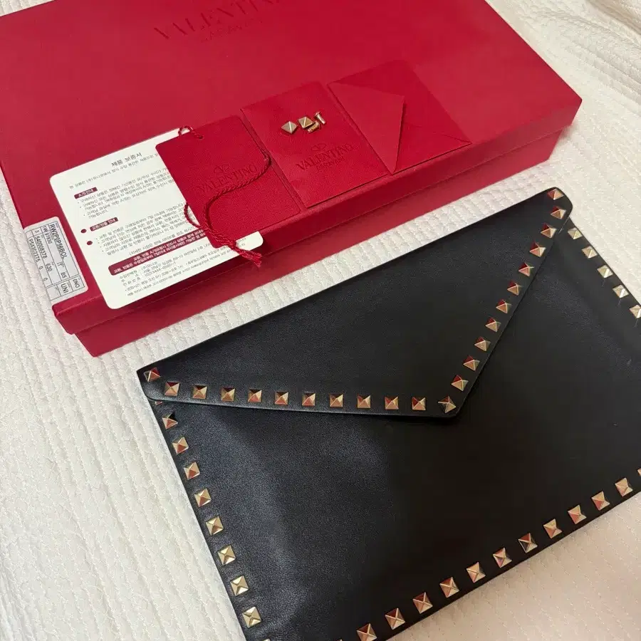 발렌티노 락스터드 클러치