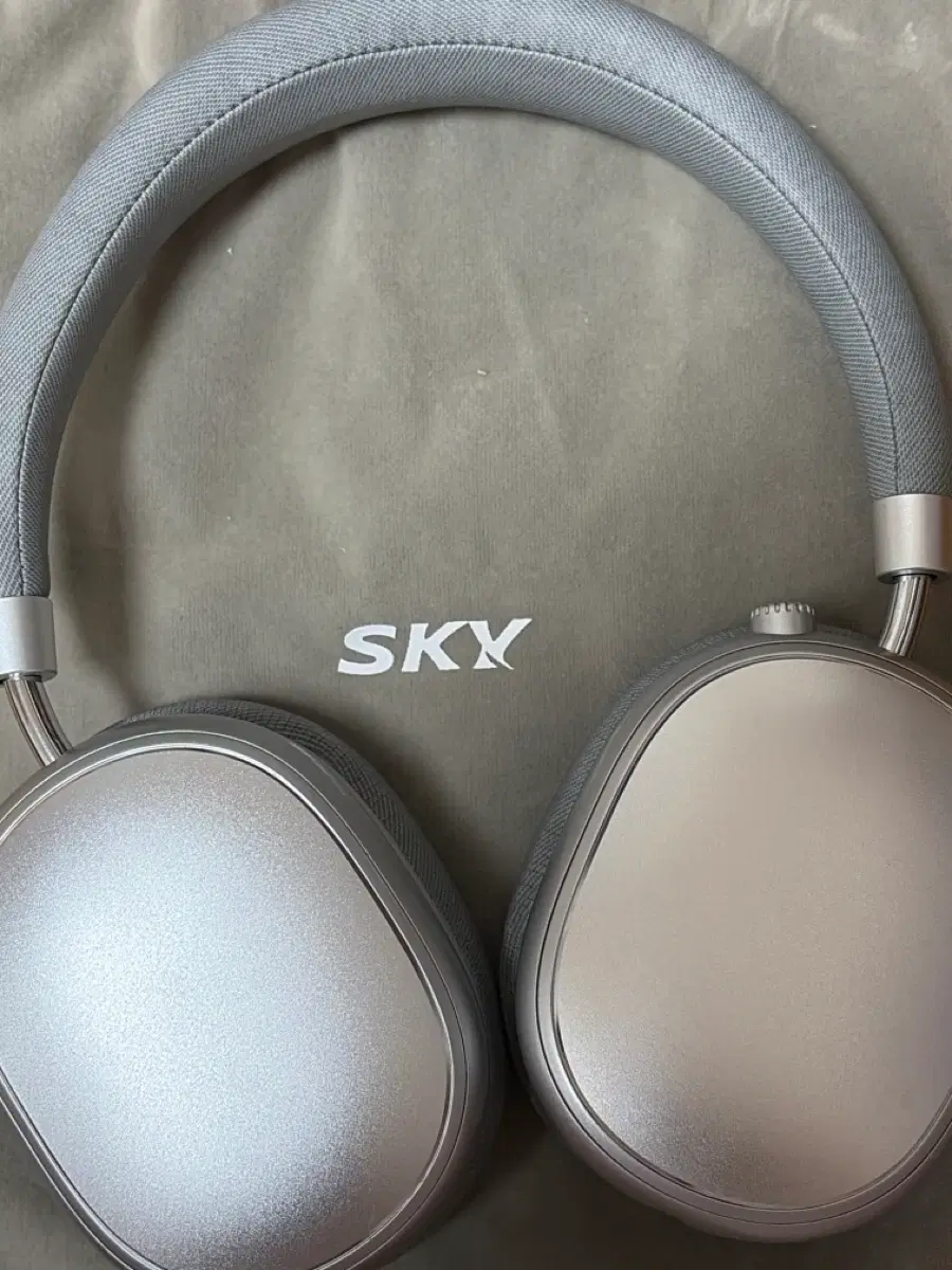 거의 새제품 SKY 헤드폰 판매합니다 (실사용 5번 이내) SKY-ANC-H1