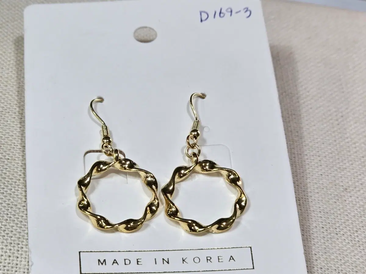 금색 꼬임 라운드 귀걸이