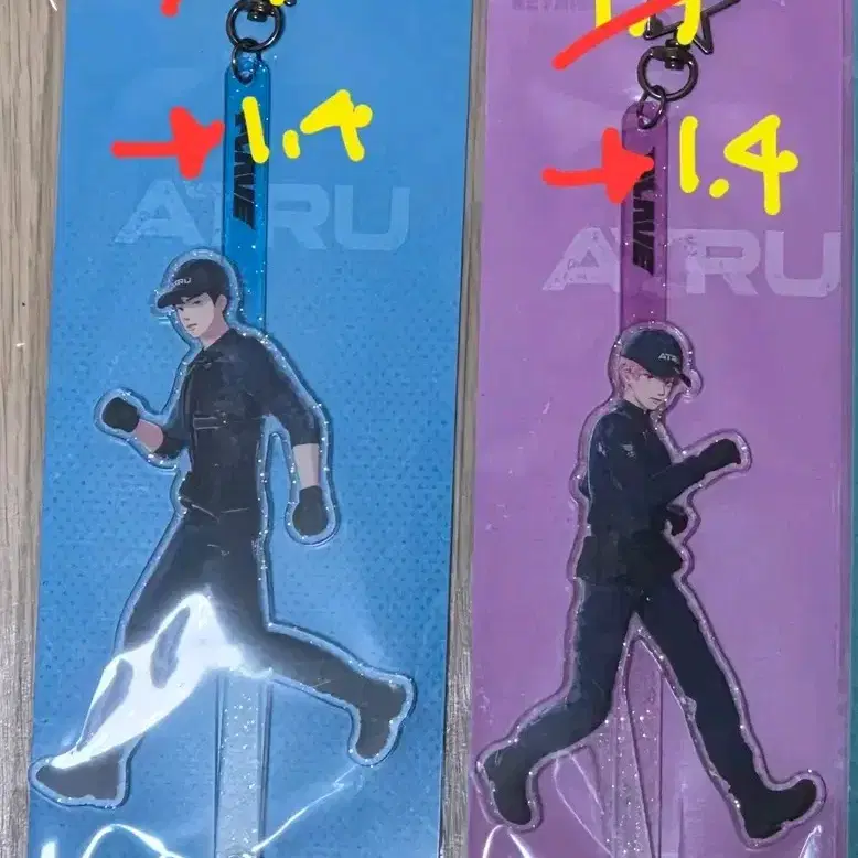 (원가이하) 플레이브 본 쌔비지 아크릴 스틱 키링