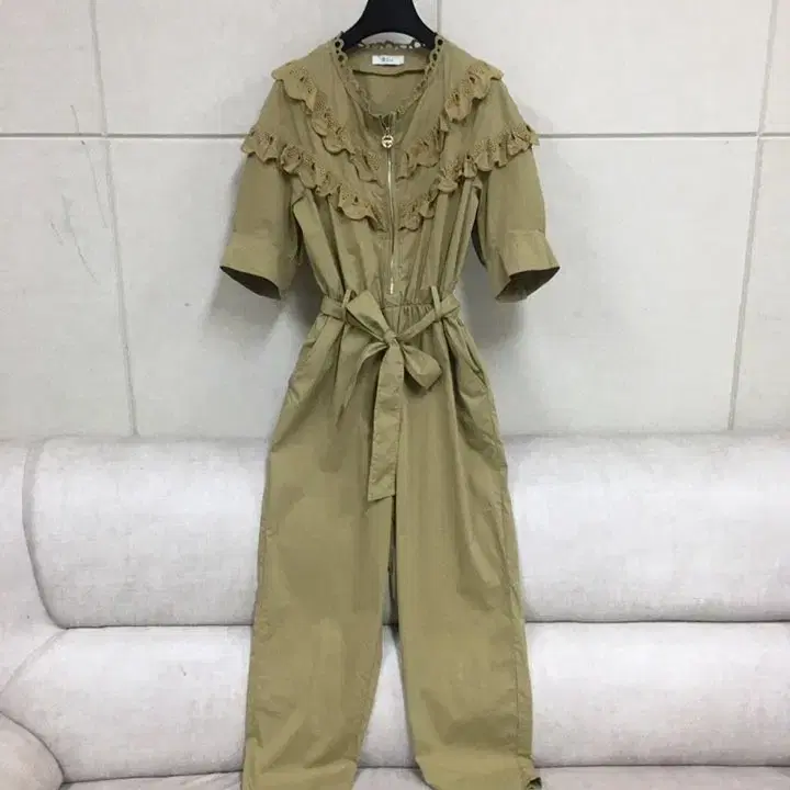 오즈세컨 정품 카키베이지 레이스 퍼프 반팔 점프수트