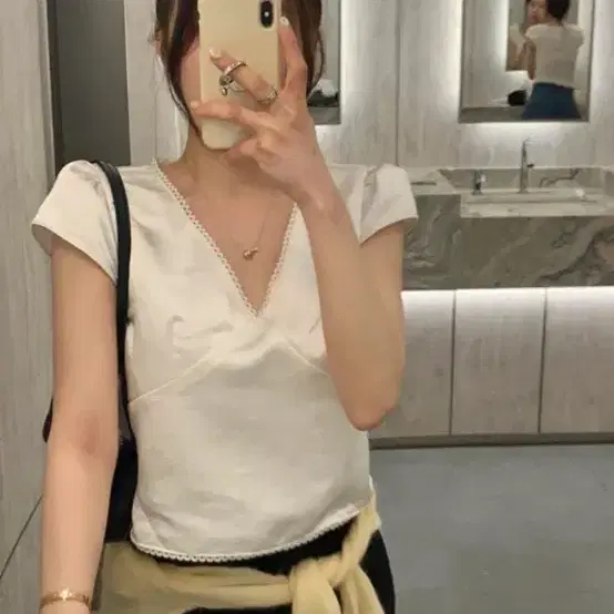 모던로브 뷰즈 레이스 브이넥 반팔 블라우스