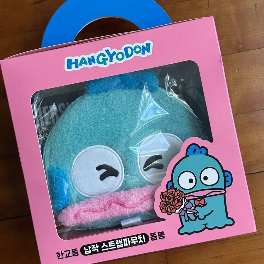 세븐일에븐 한교동 납작스트랩 파우치 새상품