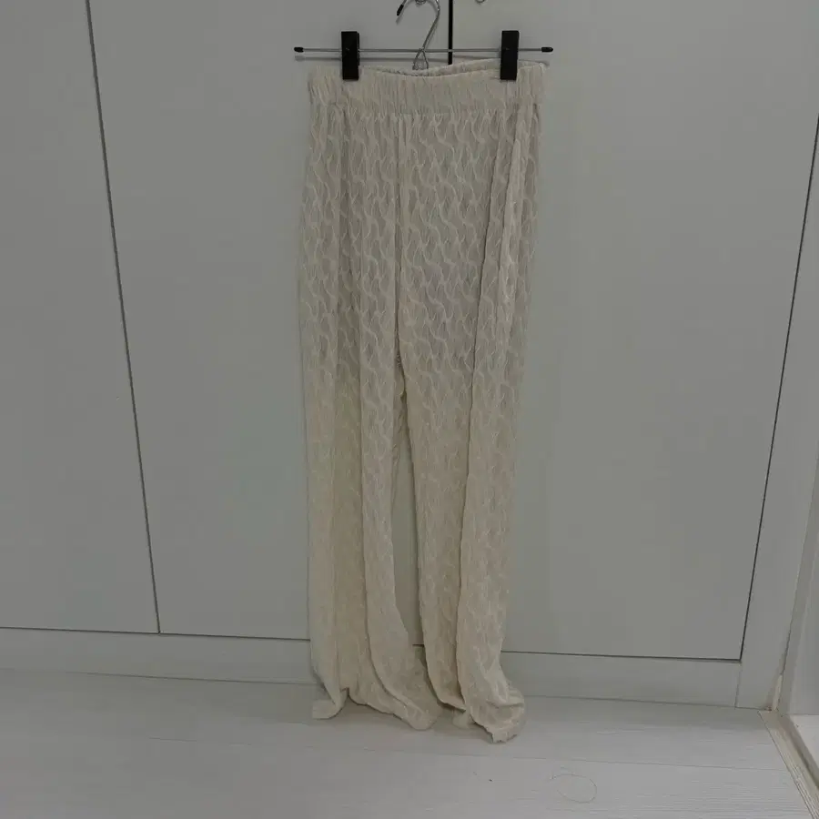 화이트 패턴 팬츠