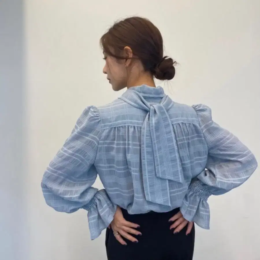 비피샵 체크 스카프 타이 블라우스 블루 하늘색 리본 퍼프소매 셔링 프릴 러플 시스루 하객룩 오피스룩 BPSHOP 슈르