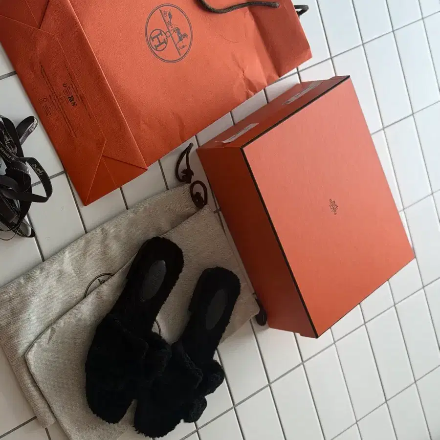 (영수증o)에르메스 오란 퍼 슬리퍼 38 블랙