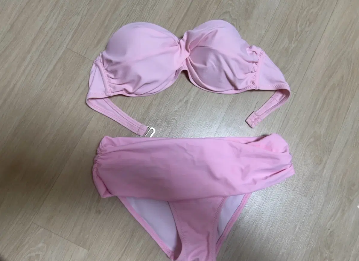여성 핑크 비키니 새트