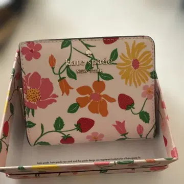 케이트 스페이드 꽃무늬 딸기무늬 이단 접이식 지갑 Kate spade newyork