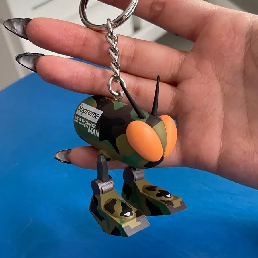 Supreme 슈프림 bug keychain