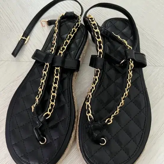 체인 퀼팅 샌들 블랙