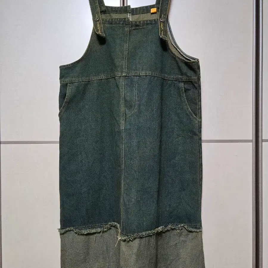 청록색 데님 멜빵 원피스